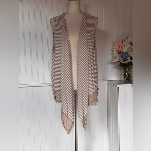 Open Sleeveless Striped Cardigan with Crochet Lace Bottom Trim - Picture 2 of 6